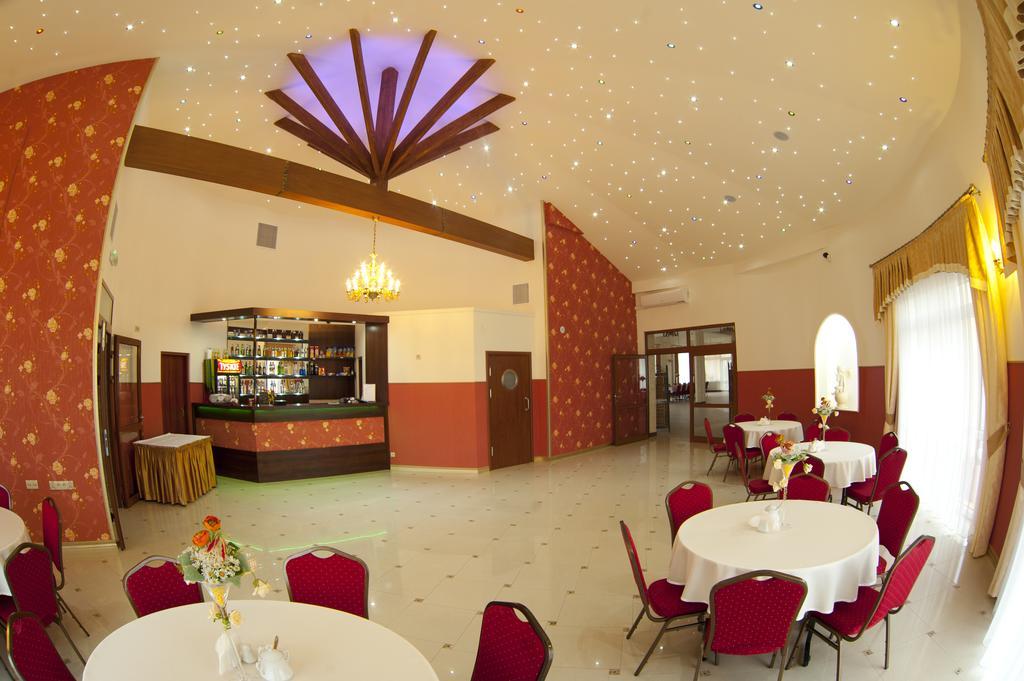 Hotel & Restauracja Okraglak เคนชินี ภายนอก รูปภาพ